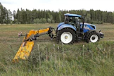 Müthing MU-Pro/S 250 -murskaimen ulottuvuus riittää isojenkin ojien niittoon. Kuvassa oleva New Holland T7.245 painaa etunostolaitteissa olevan painon kanssa 9,4 tonnia – kaikki paino tarvitaan.