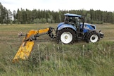 Müthing MU-Pro/S 250 -murskaimen ulottuvuus riittää isojenkin ojien niittoon.  Kuvassa oleva New Holland T7.245 painaa etunostolaitteissa olevan painon kanssa 9,4 tonnia – kaikki paino tarvitaan.