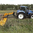 Müthing MU-Pro/S 250 -murskaimen ulottuvuus riittää isojenkin ojien niittoon. Kuvassa oleva New Holland T7.245 painaa etunostolaitteissa olevan painon kanssa 9,4 tonnia – kaikki paino tarvitaan.