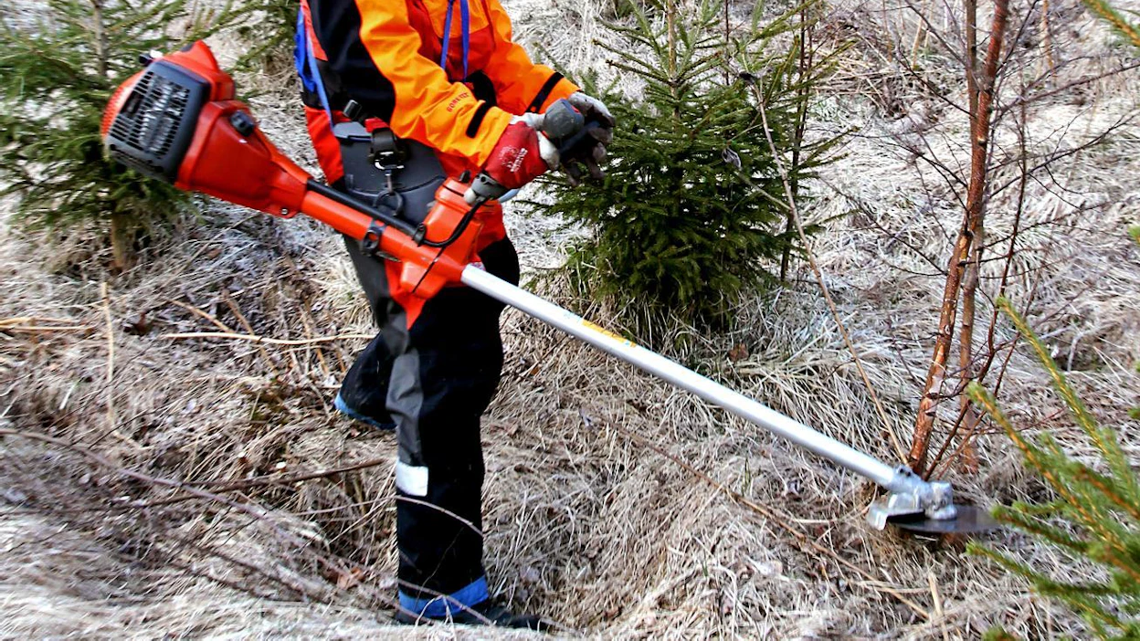 Raivaussaha on monelle metsänomistajalle tärkein työkalu. Sen avulla voidaan raivata maiseman risukoita ja harventaa taimikoita parempaan kasvukuntoon. Kuten kaikkien moottorikäyttöisten työkalujen kohdalla, raivaussahankin huollolla on suuri merkitys työskentelyn sujuvuudelle.