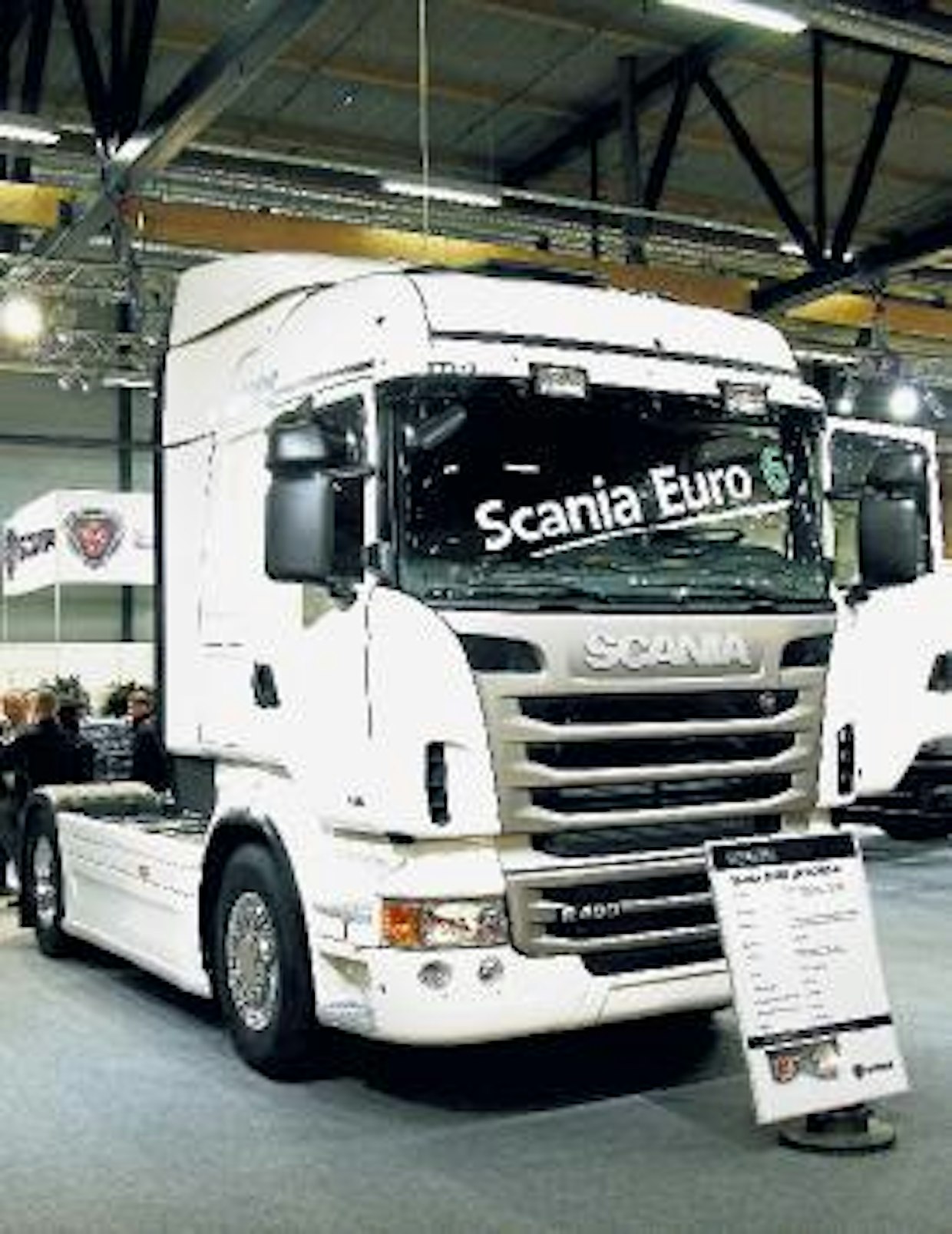 Scanian 13-litraiset 440/480 hv moottorit ovat nyt Euro 6 -normit vaatimukset täyttäviä. Päästöarvot putoavat edeltävään Euro 5 -tasoon nähden reilusti. Uutuutena esiteltiin myös mahdollisuus saada levyjarrut ja ilmajousitus napavälitteisen telivedon yhteyteen.