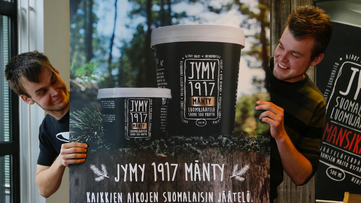 Jymy-jäätelöiden uusi maku on Mänty. Kuvassa perustajajäseniin kuuluvat Olli ja Samuli Suominen.