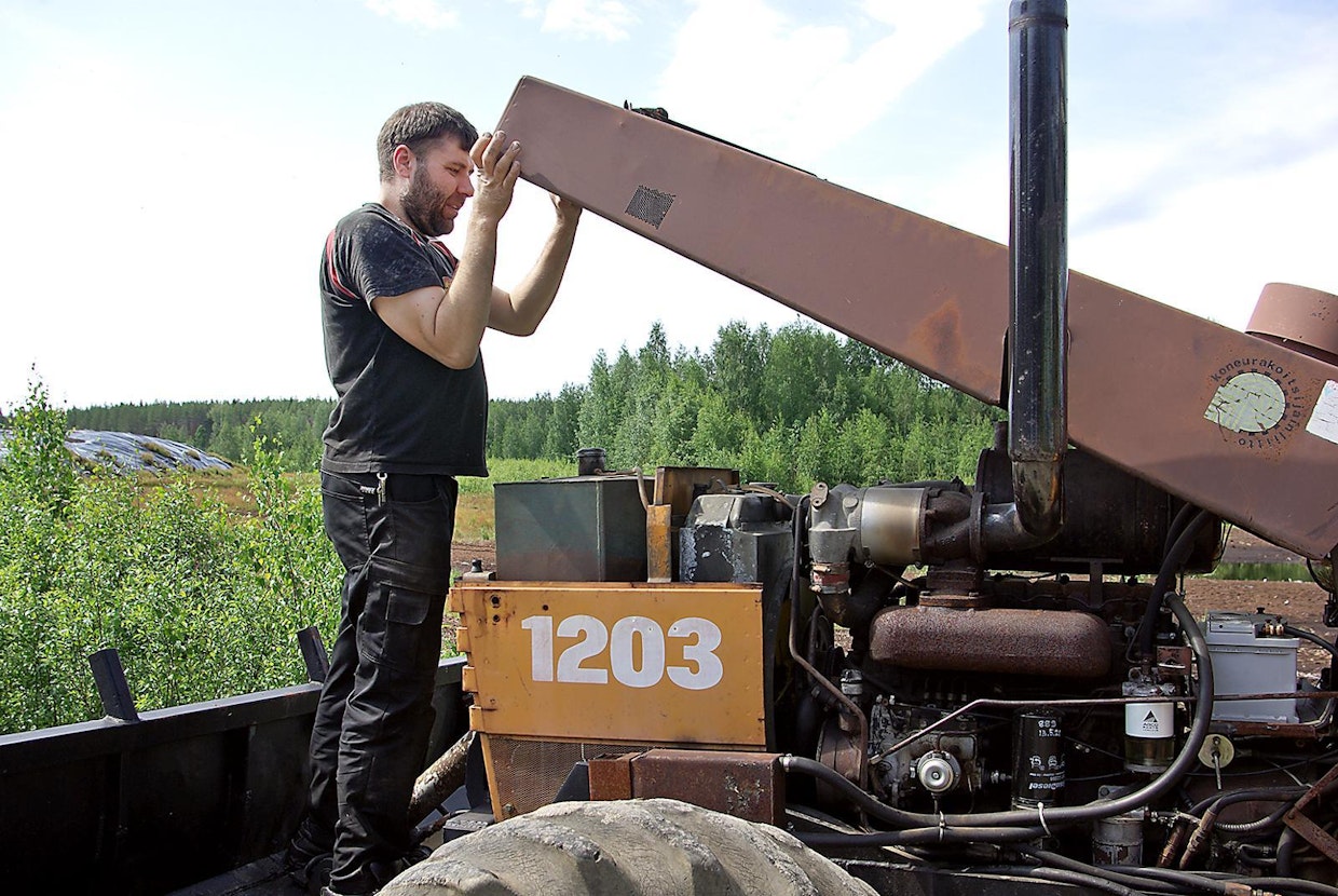 Jari toimii yleensä tämän koneen kuljettajana. Hän korjaa työkseen Valmet- ja Valtra- traktoreita ja tuntee ne kuin omat taskunsa.