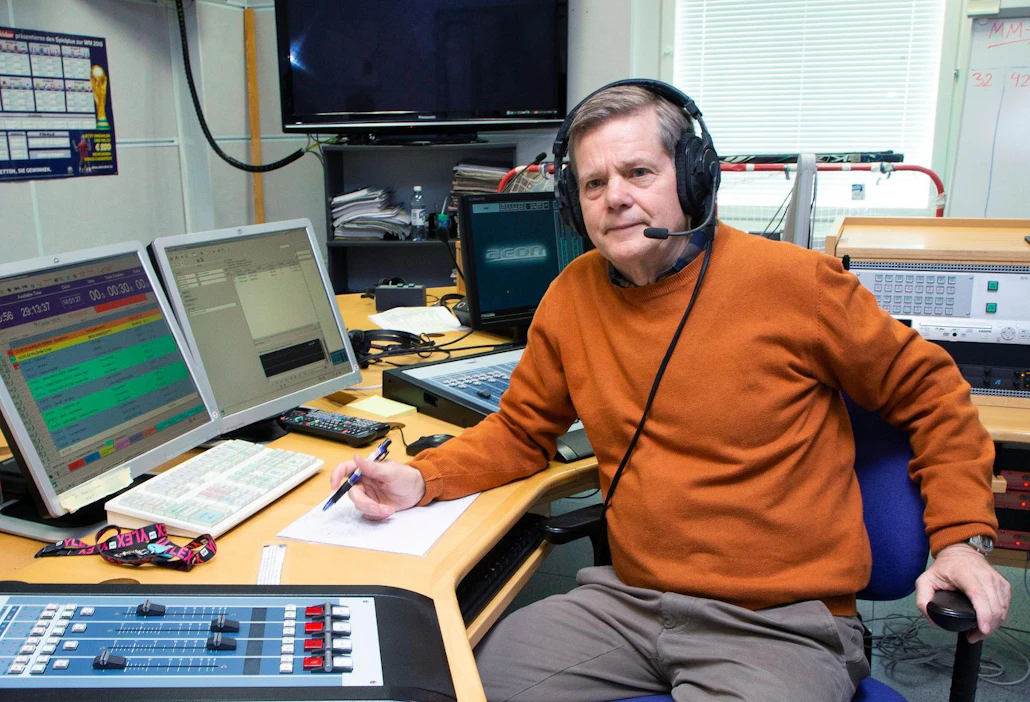 Jarmo Lehtinen aloitti selostusuransa Yleisradion kesätoimittajana vuonna 1979. Hänellä riittäisi kirjaksi asti tarinoita legendaarisista radioäänistä.