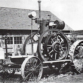 Kaikkien aikojen ensimmäinen traktori rakennettiin puimakoneen pyörittämistä ja siirtämistä varten. Hankalakäyttöisiin höyrytraktoreihin ja niiden sytyttämiin tulipaloihin kyllästynyt John Froelich sai 1-sylinterisestä &quot;van Duzen&quot;- polttomoottorista ja 4-pyöräisestä alustasta kootun traktorinsa valmiiksi v.1892. Froelichin traktorista kehittyi sittemmin Waterloo Boy, josta tuli 1920-luvun alussa John Deere.
