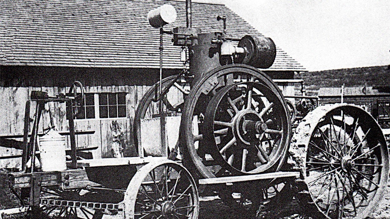 Kaikkien aikojen ensimmäinen traktori rakennettiin puimakoneen pyörittämistä ja siirtämistä varten. Hankalakäyttöisiin höyrytraktoreihin ja niiden sytyttämiin tulipaloihin kyllästynyt John Froelich sai 1-sylinterisestä &quot;van Duzen&quot;- polttomoottorista ja 4-pyöräisestä alustasta kootun traktorinsa valmiiksi v.1892. Froelichin traktorista kehittyi sittemmin Waterloo Boy, josta tuli 1920-luvun alussa John Deere.