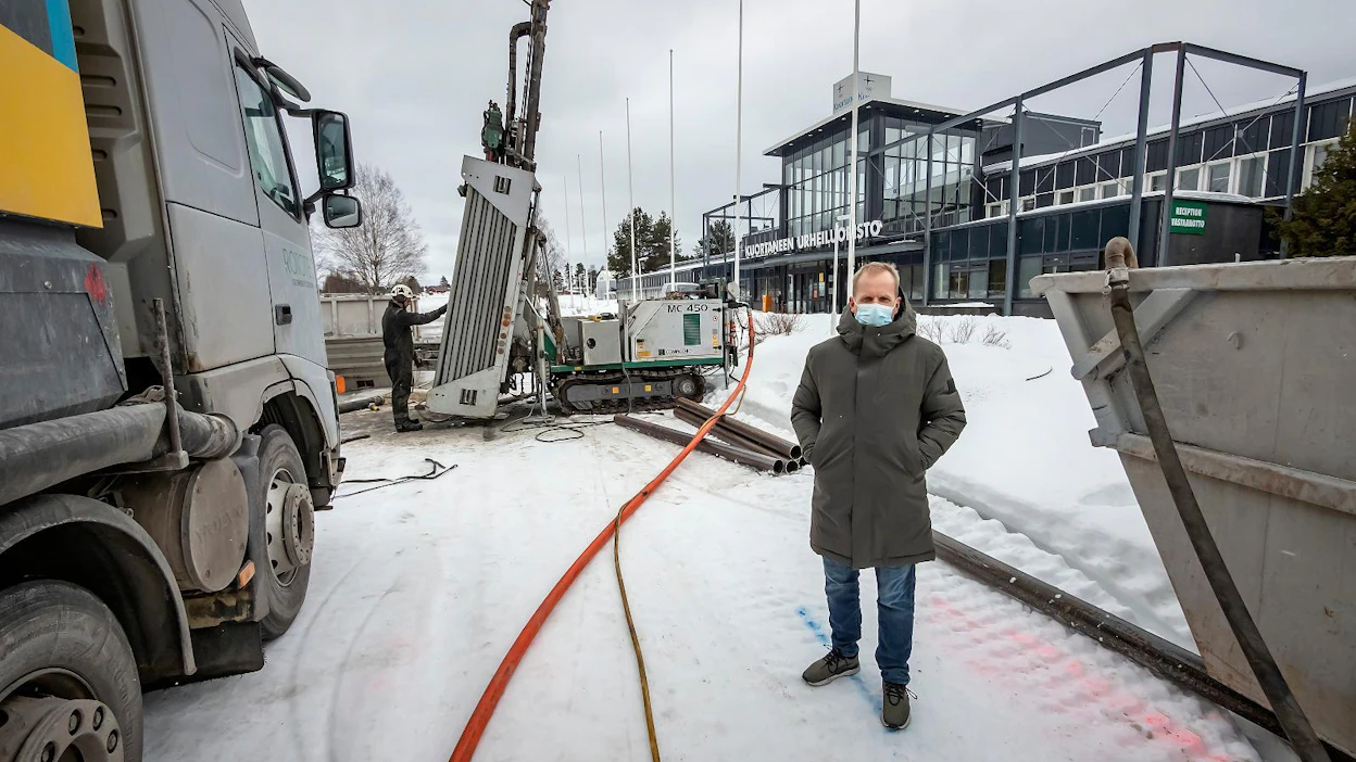 "Yhteensä 104 lämpökaivolla säästetään kustannuksia ja parannetaan maailmaa", toimitusjohtaja Jussi Töyrylä sanoo. Urheiluopiston liikunta-, majoitus-, ravintola- ja muut sisätilat levittäytyvät 3,8 hehtaarin alalle. Lämmitettävää tilavuutta 375 000 on kuutiometriä. Vuonna 2020 lämpöenergian kulutus oli 5 526 megawattituntia.