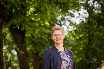 "Voi perustellusti kyseenalaistaa, onko direktiivin minimin täyttäminen riittävää, jotta toiminta olisi erityisen ilmasto- tai luontoystävällistä", ympäristöministeri Krista Mikkonen kysyy.