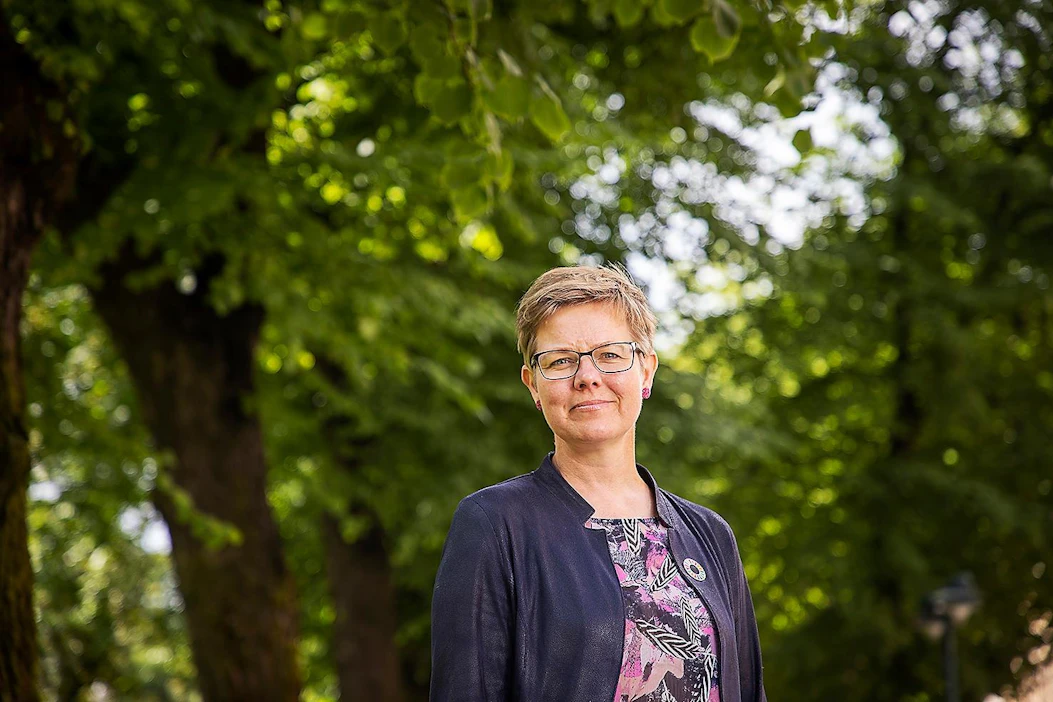 "Voi perustellusti kyseenalaistaa, onko direktiivin minimin täyttäminen riittävää, jotta toiminta olisi erityisen ilmasto- tai luontoystävällistä", ympäristöministeri Krista Mikkonen kysyy.