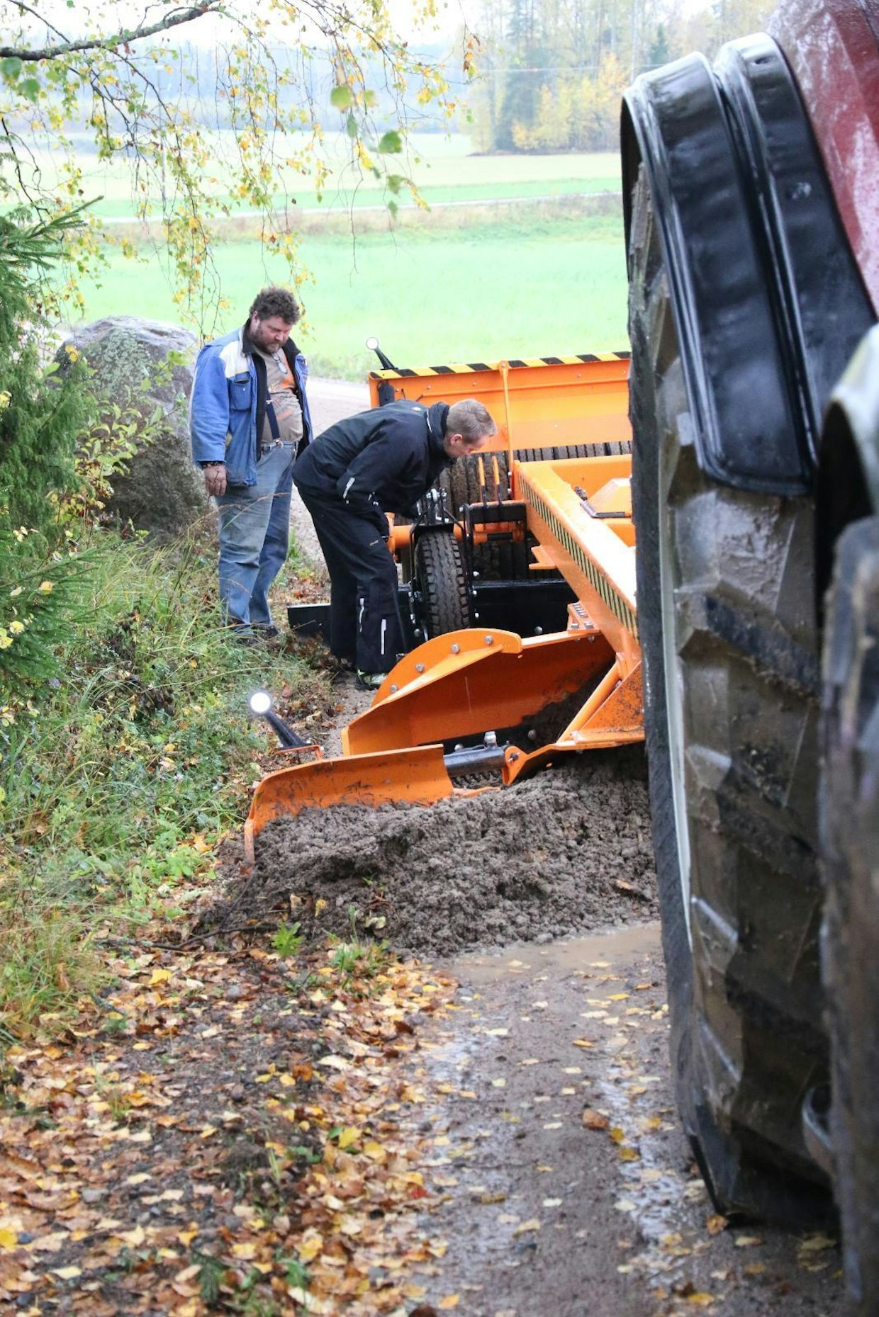 Kiviharan sivusäätö on hydraulinen. Haran korkeutta säädetään tukipyörän korkeutta muuttamalla. Säätö tehdään käsin vanttiruuvia kiertämällä.