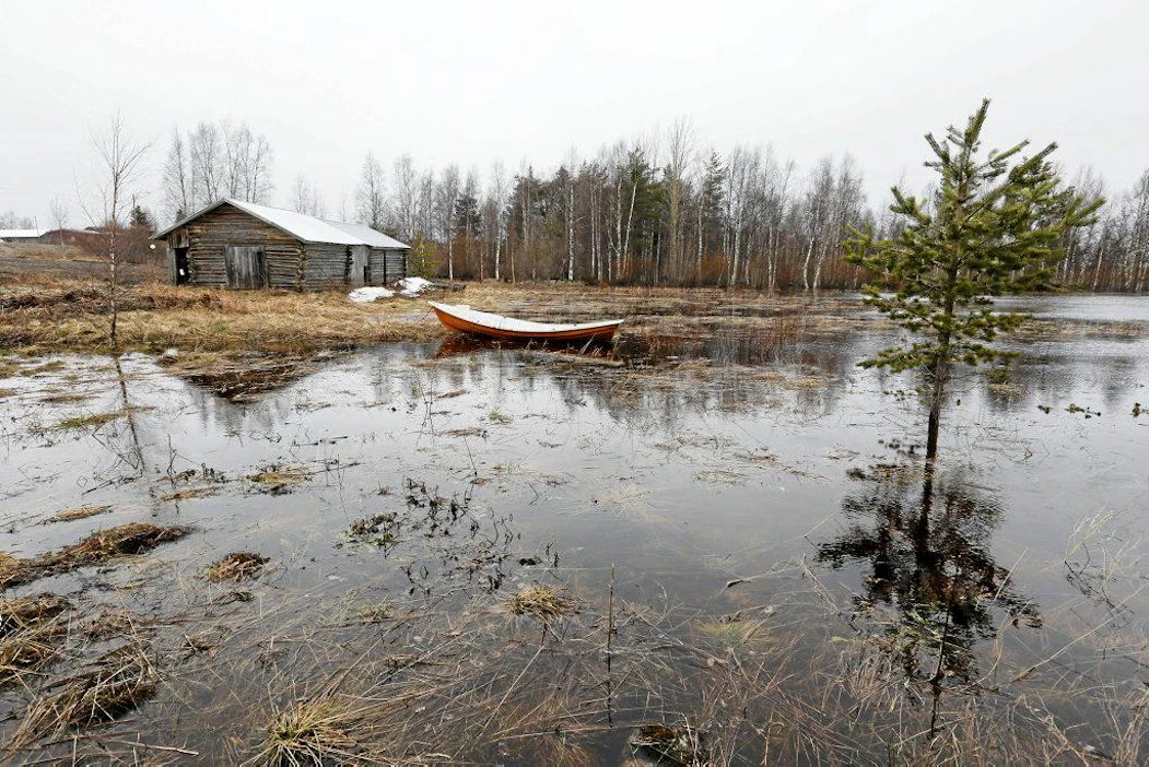 Iijoen vesistöön kuuluva Taipaleenlampi kevättulvassa. 2.5.2013 Pudasjärvi. Kuva Pekka Fali.
