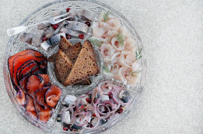 Puolukkasilli tarjotaan alkupalana muiden kylmien kalaruokien ja esimerkiksi saaristolaisleivän kera. Puolukkasilli on kuvassa mustikkalohta vastapäätä.