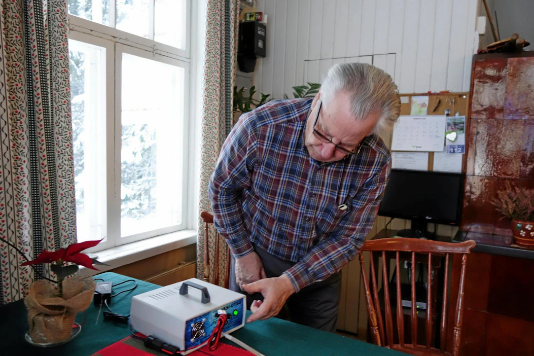 Maanviljelijä Leo Autio on erittäin tyytyväinen hankkimaansa otsonointilaitteeseen. Hän toteaa, että monesti vajaa 400 euroa on mennyt huomattavasti turhempaankin.