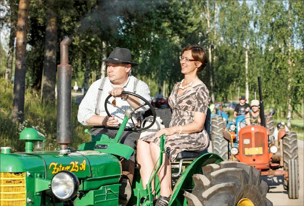 Sankka väkijoukko tervehti juhlapuhujaksi saapuvaa Sari Essayahia Muuruveden metsäiltamissa. Hänet kyyditsi lähes kuninkaallisesti Matti Pitkänen Zetorillaan. Perässä seurasi vielä kuusi museotraktoria, jotka kaikki saivat yleisöltä ansaitut huomionosoitukset. Pentti Vänskä