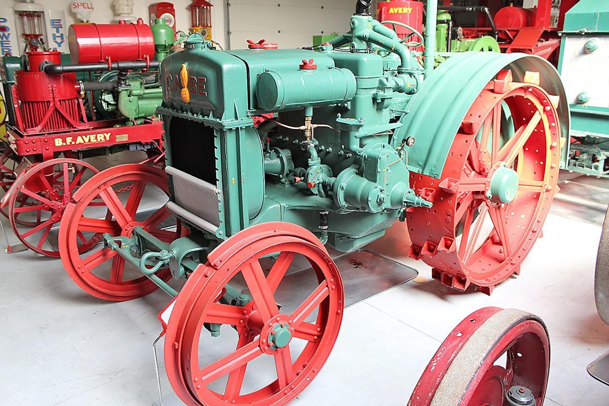 Casen vuosina 1919–28 tekemät traktorit, joita on myöhemmin alettu kutsua poikittaisen moottorin mukaan Crossmotor-mallistoksi, oli erityisen tasokas ja hyvin varustettu. Niissä oli vaihdettavat sylinteriputket, öljynpainemittari, kansiventtiilit ja termostaattiohjattu jäähdytys. Monessa merkissä vasta 1950-luvulla varusteisiin liitetty tasauspyörästön lukko oli Casessa vakiona jo 30 vuotta aiemmin. Case 18-32 on 37-hevosvoimainen ja vajaat 3 tonnia painava peltovetäjä vuodelta1925.