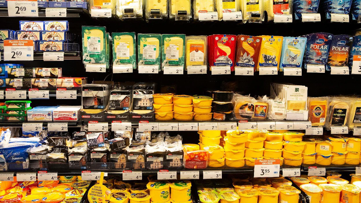 Helsingin kaupunginvaltuuston puheenjohtaja kehottaa välttämään esimerkiksi kotimaisia juustoja.