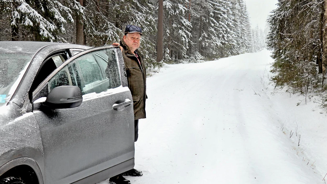 Multialainen Pertti Mäkelä toimii tieisännöitsijänä eli käytännössä toimitsijamiehenä noin 15 tiekunnassa. Useissa tiekunnissa käytännön tehtävistä vastaava tiehoitokunta onkin korvattu toimitsijamiehellä, mikä on Mäkelän kokemuksen mukaan varsin toimiva ja tehokas ratkaisu.