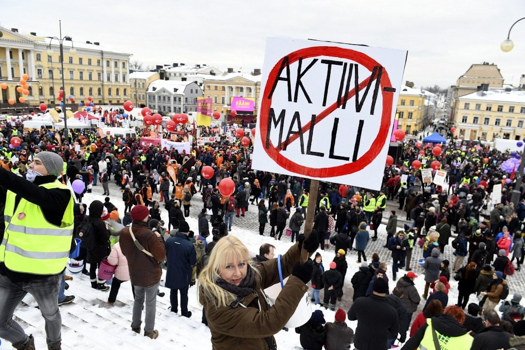 Helsingin Senaatintorin mielenosoitus on koonnut tuhansia ihmisiä. Lehtikuva / Martti Kainulainen