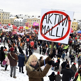 Helsingin Senaatintorin mielenosoitus on koonnut tuhansia ihmisiä. Lehtikuva / Martti Kainulainen
