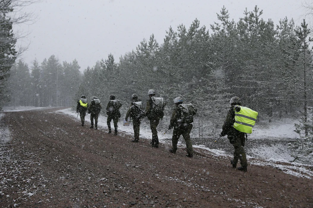 Puolet eli selvästi aiempaa harvempi uskoo suomalaisten elävän aiempaa turvattomammassa maailmassa seuraavien viiden vuoden aikana.