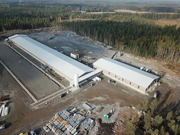 Ensimmäinen 80 000 kanan kanala on valmis ja viereen nousee kaikkiaan kuusi samanlaista. Pakkaamo näkyy etualalla oikealla.