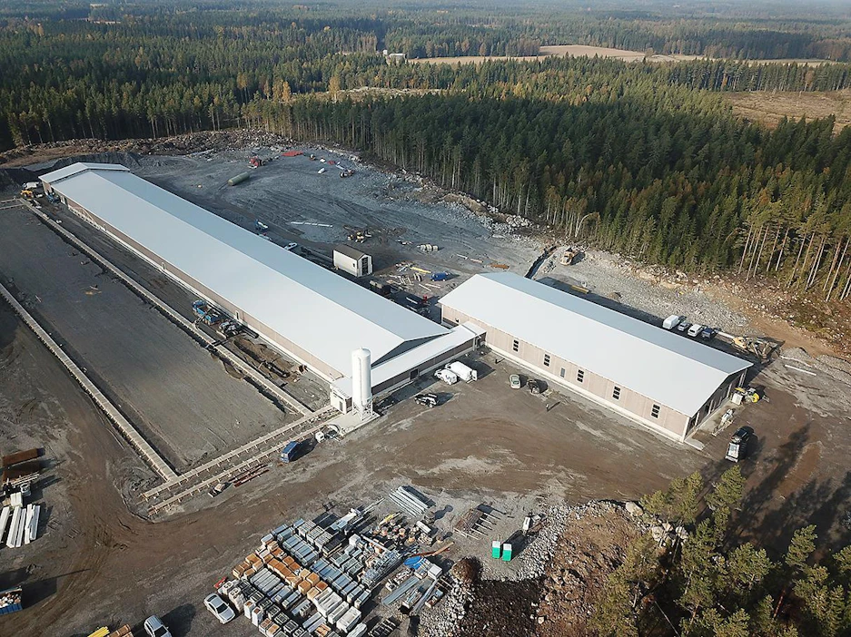 Ensimmäinen 80 000 kanan kanala on valmis ja viereen nousee kaikkiaan kuusi samanlaista. Pakkaamo näkyy etualalla oikealla.