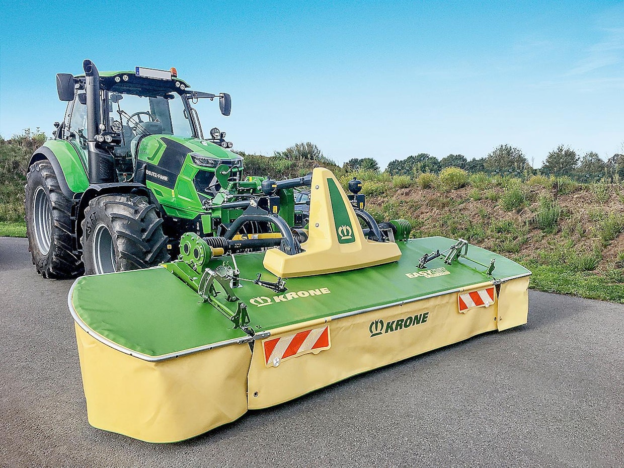 Krone Easy Cut 400 CV Fold -niittomurskaimen työleveys on 4 m, mutta kuljetusleveys on hydraulisesti taittuvan teräpalkin ansiosta vain 3 metriä. Perhosniittomurskain ei etukoneen ison työleveyden ansiosta jätä peltoon raitoja jyrkissäkään käännöksissä. Kapea kuljetusleveys helpottaa siirtoajoa kapeilla teillä.
