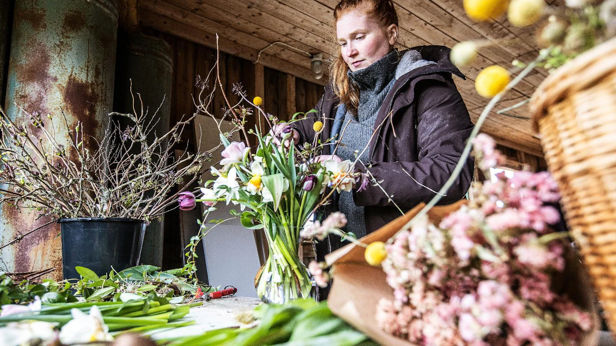 Anna-Maija Niittyselle kukkakimput tarjoavat luovaa tekemistä, jossa yhdistyvät visuaalisuus, kädentaidot ja ilon tuottaminen muille.