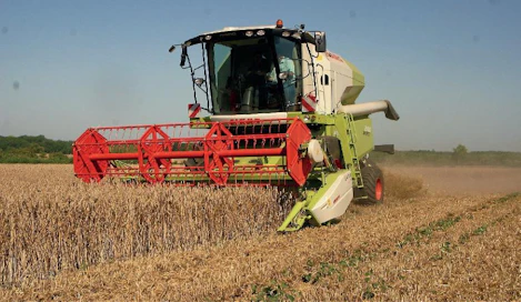Claas Avero 240 sopii tehonsa puolesta suurehkoille perheviljelmille. Puintikoneiston APS-kaksoiskela tehostaa puintia.