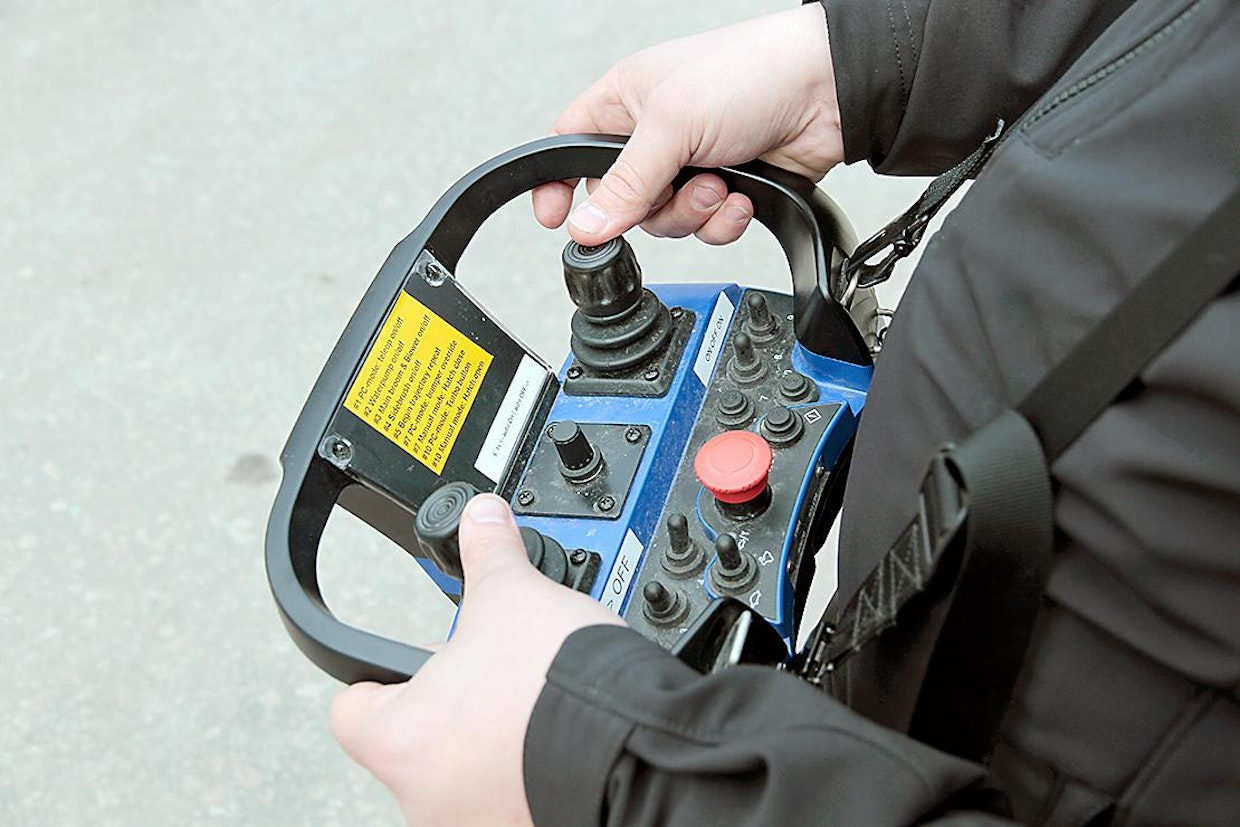 Trombia-lakaisukonetta ohjataan nosturiautoista tutulla radio-ohjauksella.