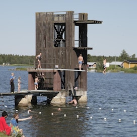 Suomalainen kesäpäivän näky: lapset polskivat rannalla. Varhainen tutustuminen veteen on uimataidon perusta.