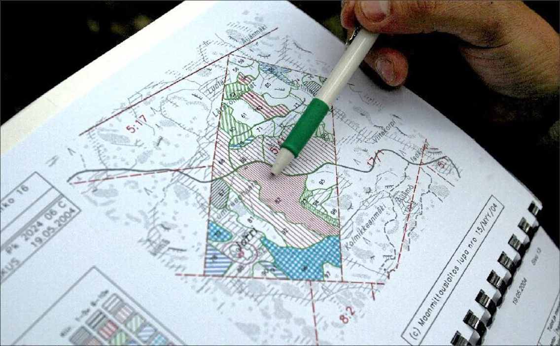 Metsäyhtiöt haluavat hyödyntää metsävaratietoa puukaupassa ja metsäpalveluiden tarjoamisessa. Kuvassa tutkitaan yksityismetsän käyttöä ohjaavaa metsäsuunnitelmaa. Jaana Kankaanpää