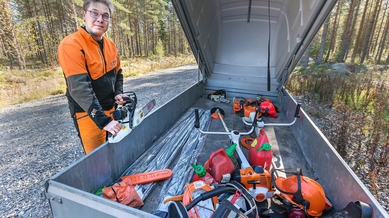 Hakkuu- ja raivaussahojen tuntemisesta on hyötyä konekaupassa, kertoo Pasi Lahti.