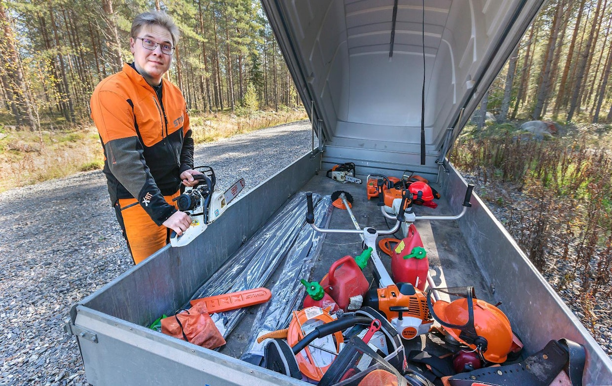 Hakkuu- ja raivaussahojen tuntemisesta on hyötyä konekaupassa, kertoo Pasi Lahti.