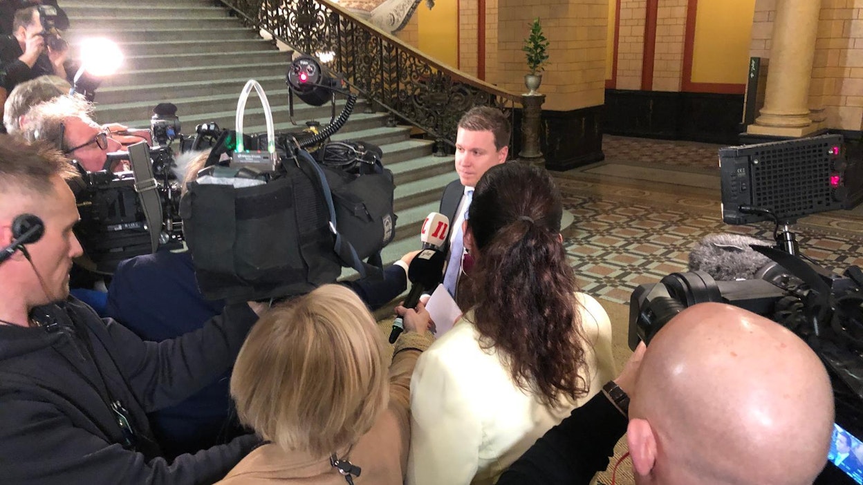 Perussuomalaisten Ville Tavio muistutti tilaisuuteen mennessään puolueensa toivovan hallitukselta vahvoja toimia koronaviruksen taltuttamiseksi.
