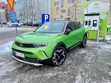 Mokka-e:n latausväli tihenee pakkasilla muiden sähköautojen tapaan.