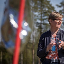 Krista Mikkosen mukaan kiertotalous tarjoaa ratkaisuja luonnonvarojen ylikulutuksen suitsimiseen. Arkistokuva.