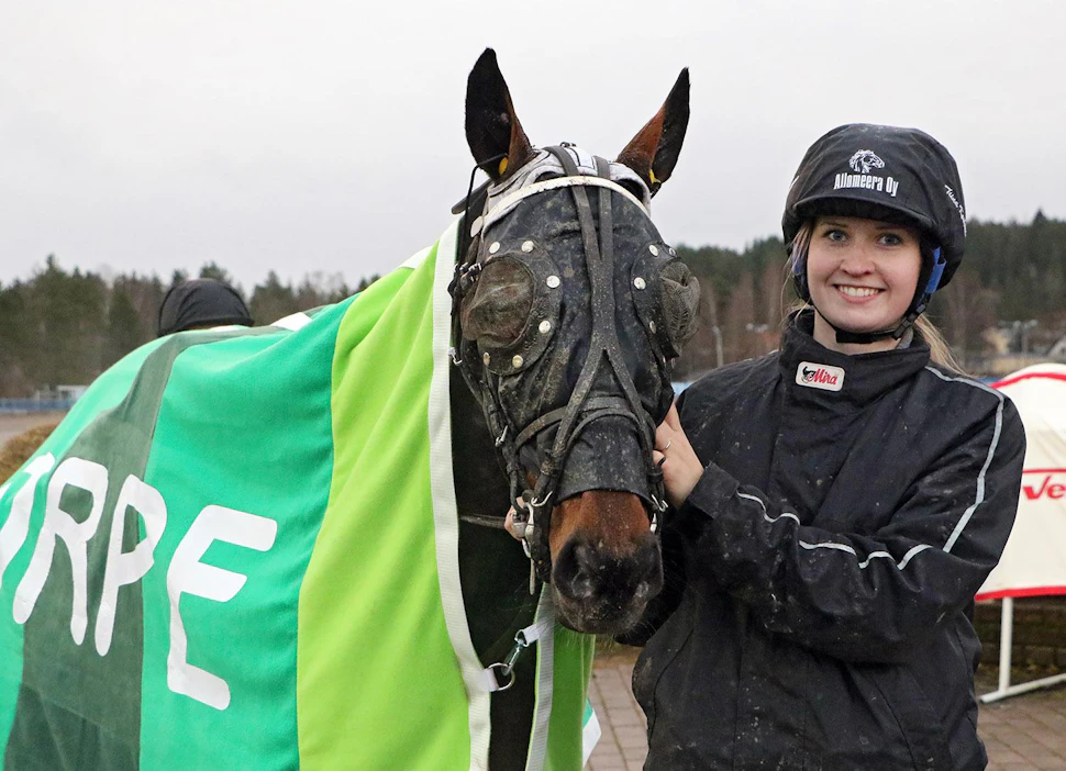Heidi Ale on ollut yksi Tiina Koskisen menestyshevosista. Mammahommiin vetäytynyt tamma on saanut viime aikoina tallikavereikseen kylmäverisiä.