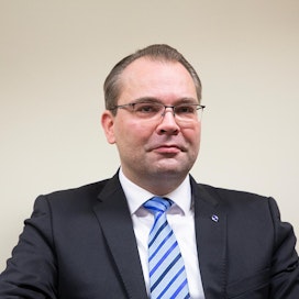 Puolustusministeri Jussi Niinistö on nimitellyt oikeustieteen professoreita ”perustuslakitalebaneiksi”.