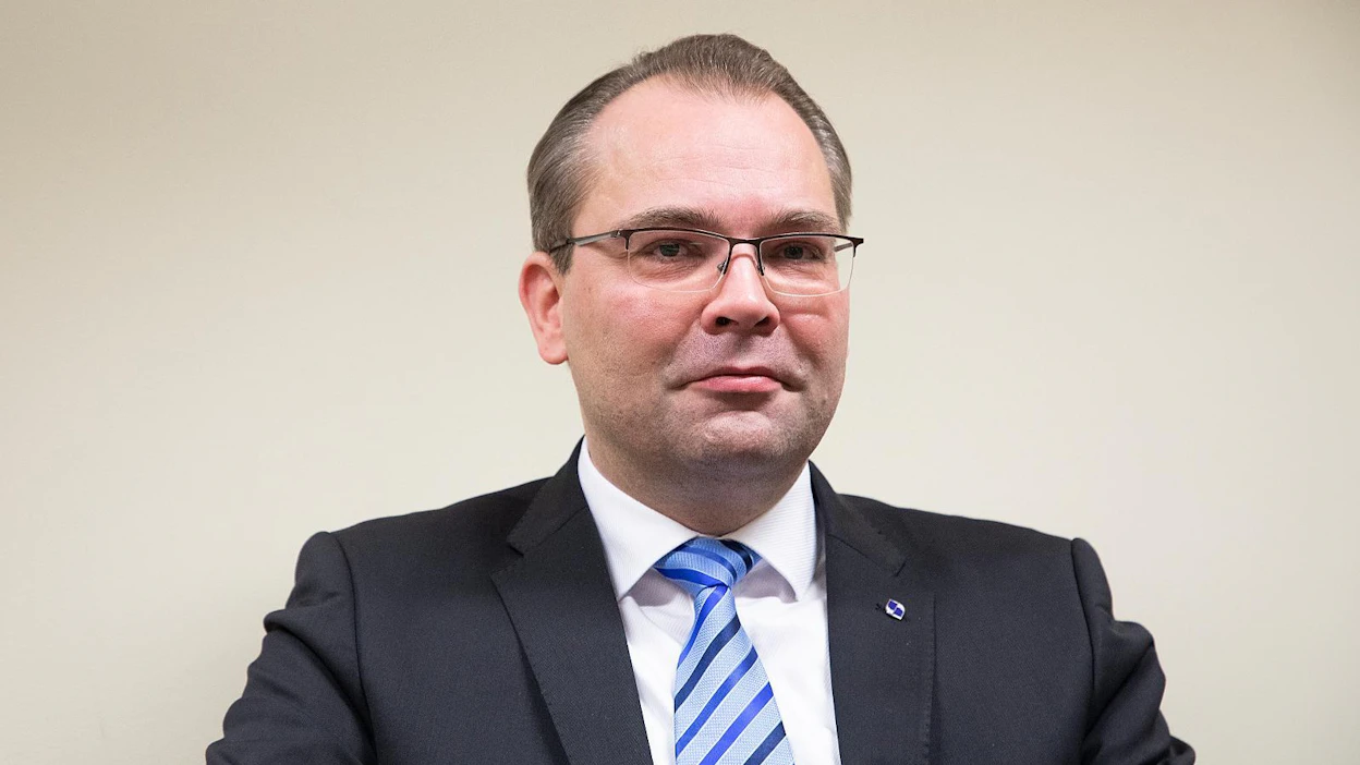 Puolustusministeri Jussi Niinistö on nimitellyt oikeustieteen professoreita ”perustuslakitalebaneiksi”.