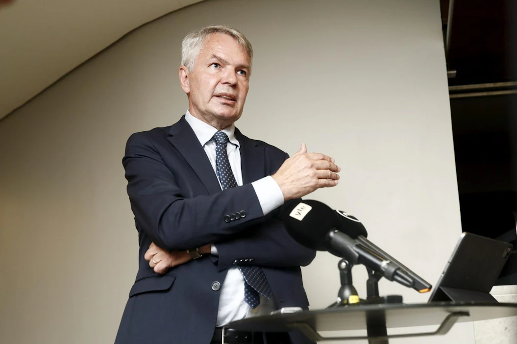 Ulkoministeri Pekka Haaviston (vihr.) mukaan lisää suomalaisia on eilen ja tänään saatu Kabulin lentokentälle. LEHTIKUVA / Roni Rekomaa