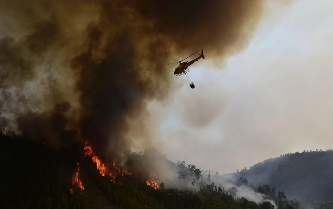 Sää ei suosi sammutustöitä Portugalissa. LEHTIKUVA/AFP