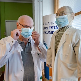 Vaasan Huutoniemellä sijaitsevan Kuninkaan apteekin hyllyltä eivät ole suu-nenäsuojukset loppuneet. Apteekkari Petter Ström testaa suojusta itselleen ja omalle näköiskopiolleen, joka poseeraa apteekin nurkassa.