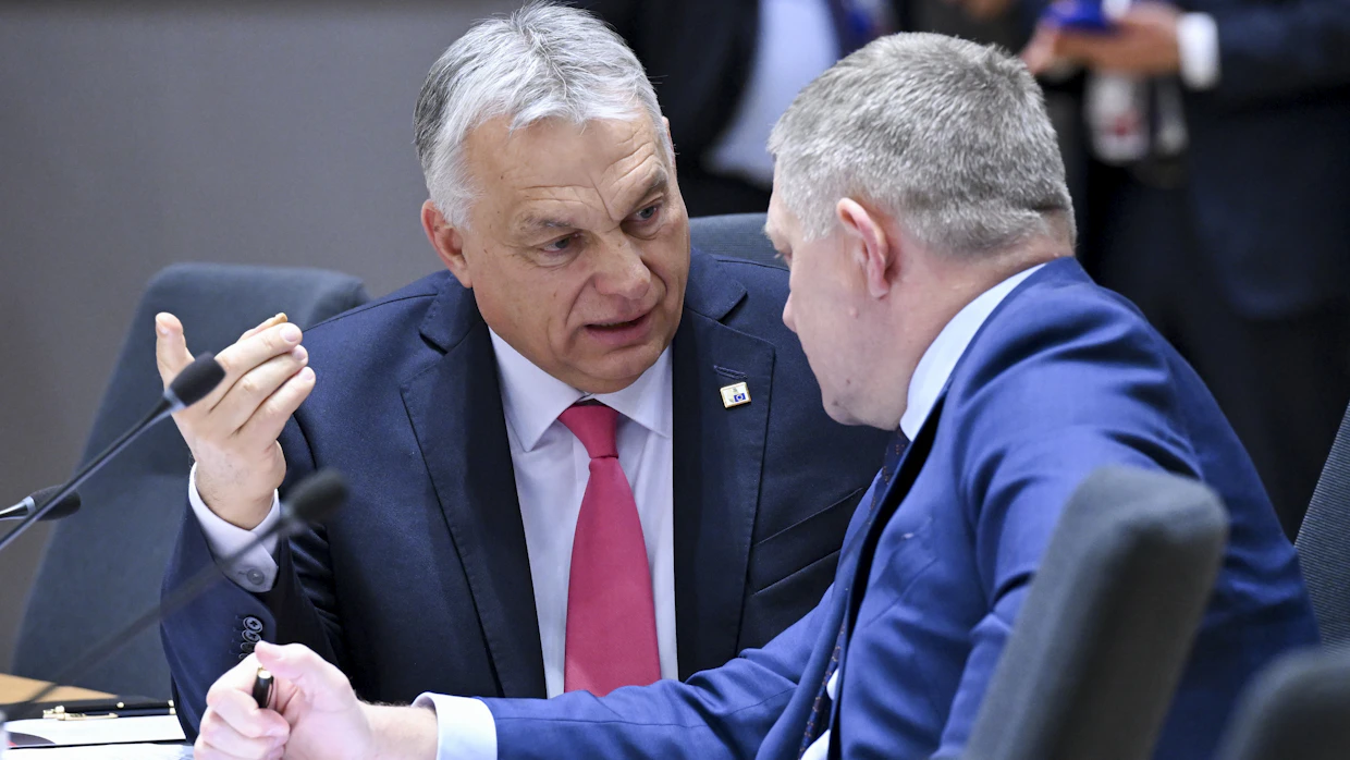 Unkarin Viktor Orbán (vas.) yrittää torpedoida Ukrainan EU-jäsenyyttä. Slovakian Robert Fico puolestaan on huolissaan EU:n päätöksestä kieltää venäläisen kaasun ostaminen kokonaan.