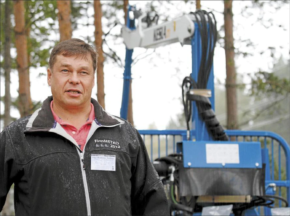Koneyrittäjien liiton puheenjohtaja Asko Piirainen moitti valtion energiapolitiikkaa. Suomi velkaantuu ostamalla kivihiiltä ulkomailta, kotimainen pienpuu jää metsiin. Sami Karppinen