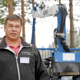 Koneyrittäjien liiton puheenjohtaja Asko Piirainen moitti valtion energiapolitiikkaa. Suomi velkaantuu ostamalla kivihiiltä ulkomailta, kotimainen pienpuu jää metsiin. Sami Karppinen