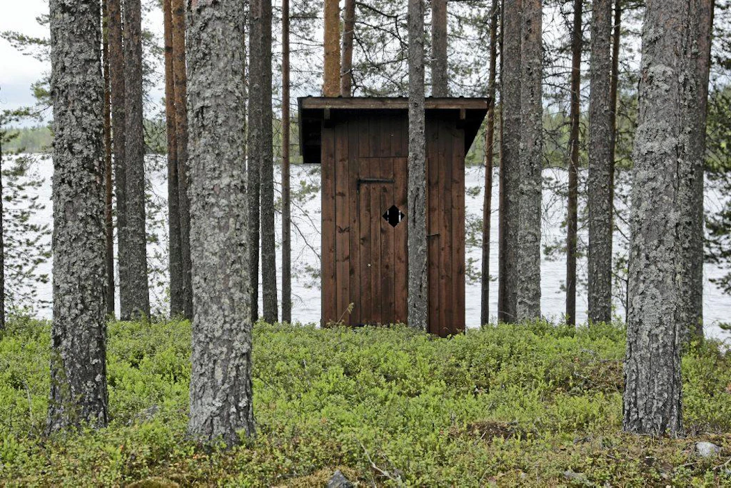 Kuivajärvi-Hietajärvi. Vienan Karjalan kulttuuripiiriin kuuluvat kylät. Huussi järven rannalla.