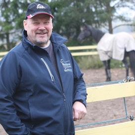 Hevoskaupan lisäksi Tapani Raunio tuo Suomeen erilaisia hevosten hoitotuotteita sekä varusteita.