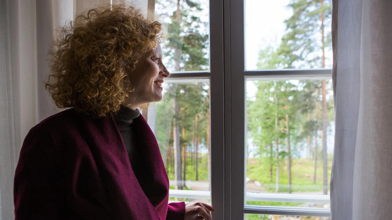Valtionhotelli oli auki vain kesäisin, mutta Hotelli Punkaharju palvelee ympärivuotisesti. "Halusimme vaihtaa nimen Hotelli Punkaharjuksi korostaaksemme punkaharjulaisuutta ja luontoa”, Saimi Hoyer sanoo. Paikka on varattu koko kesäksi jo lähes täyteen.