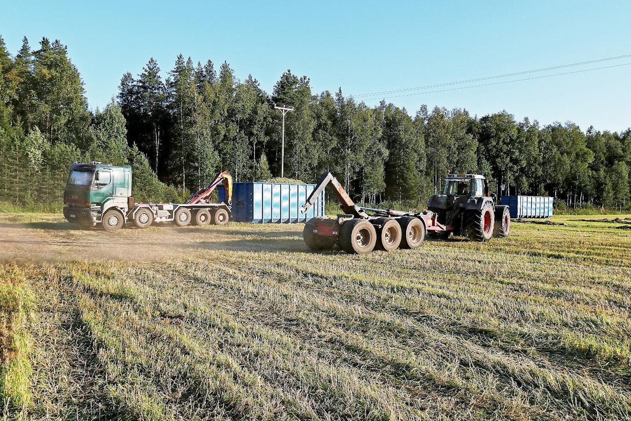 Feedpacin suurin osakastila, Åsbro Mjölk on kehittänyt myös rehunajon logistiikkaa. Kun ketju toimii täydellä teholla, on pellolla kaksi traktoria koukkulavavaunujen kanssa, ja tieajoa varten kontit vaihdetaan kuorma-autojen kyytiin. Näin sekä traktorit että kuorma-autot pysyttelevät elementissään, eikä kalliita peltorenkaita kuluteta maantiellä. Tilalla on yksi oma kuorma-auto, jonka lisäksi käytetään paikallisia kuljetusyrittäjiä.